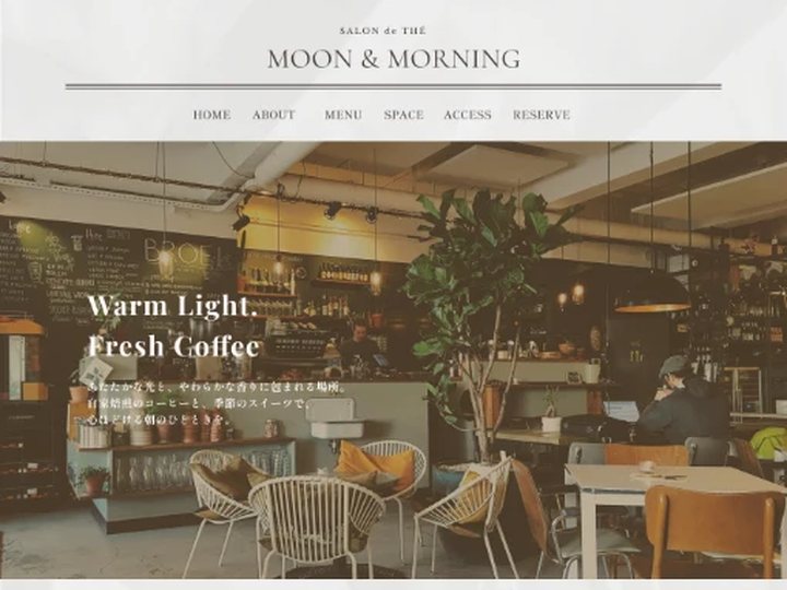 MOON & MORNINGのサイト上部。暗めの店内写真に「Warm Light, Fresh Coffee」の見出しが重なっている。