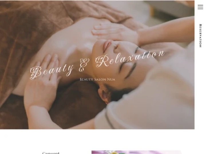 BEAUTY SALON Nuaのサイト上部。施術中の写真に「Beauty & Relaxation」の筆記体見出しが重なっている。